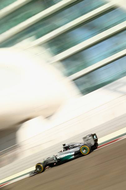 Trova le differenze: Lewis Hamilton durante l&#39;ultima sessione di prove libere del Gran Premio di Formula1 di Abu Dhabi; nella foto successiva, il compagno della Mercedes Nico Rosberg, immortalato al passaggio nello stesso punto del circuito di Yas Marina. (Getty Images).